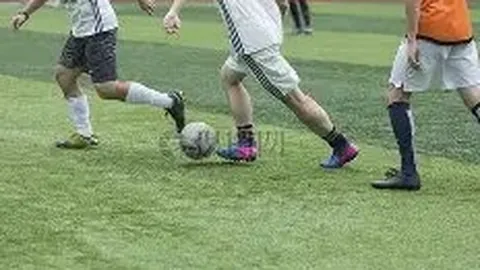 湖人勇士巅峰对决将至：30场战事未了，媒体聚焦冲刺阶段八大看点，领跑榜上对决激烈